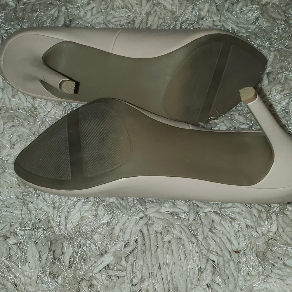 Pumps - Picture 2 of 4